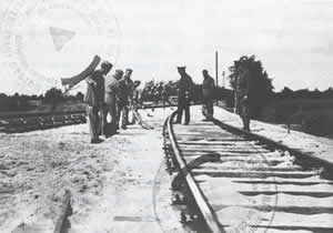Gleisbaukommando beim Tarnen der Eisenbahnlinie im Lagerbahnhof (ca.1942/43)